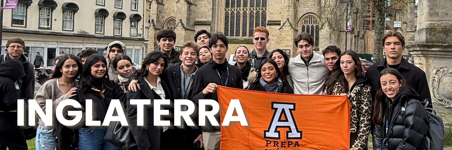 Estudiantes de Prepa Anáhuac durante una experiencia internacional en Inglaterra, reunidos con la bandera de la institución.