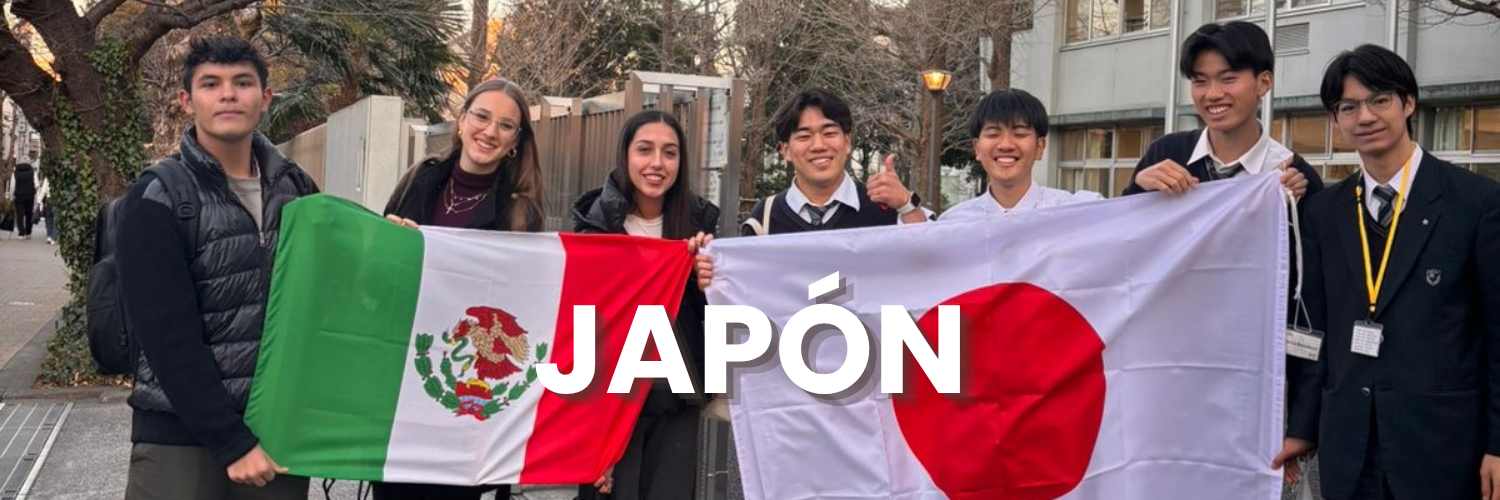 Estudiantes de Prepa Anáhuac durante una experiencia internacional en Japón, conviviendo con estudiantes locales y mostrando las banderas de México y Japón.