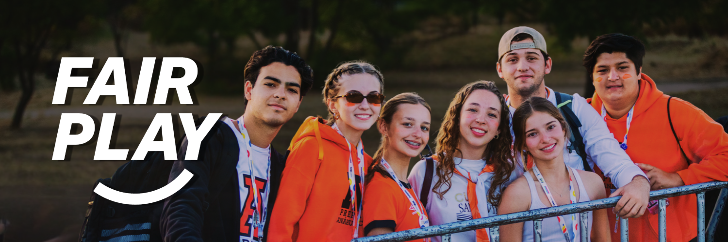 Grupo de estudiantes de Prepa Anáhuac conviviendo durante el Torneo de la Amistad, con el mensaje «Fair Play», que promueve el respeto y la amistad.