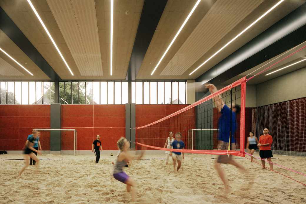 Einbau einer Beach-Halle unter dem Brückekopf der Luzernerringbrücke im St. Johann, Basel.