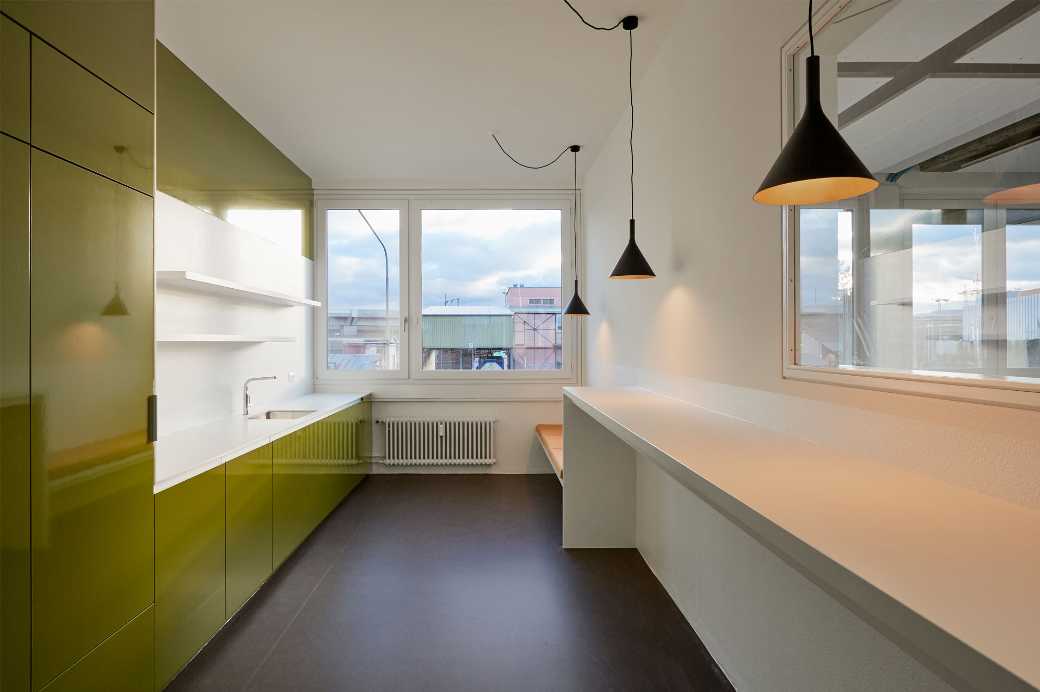 Umwandlung ehemaliger Zellenbüros in helles Open Space Büro mit Küchenbereich und Sitzungszimmer.