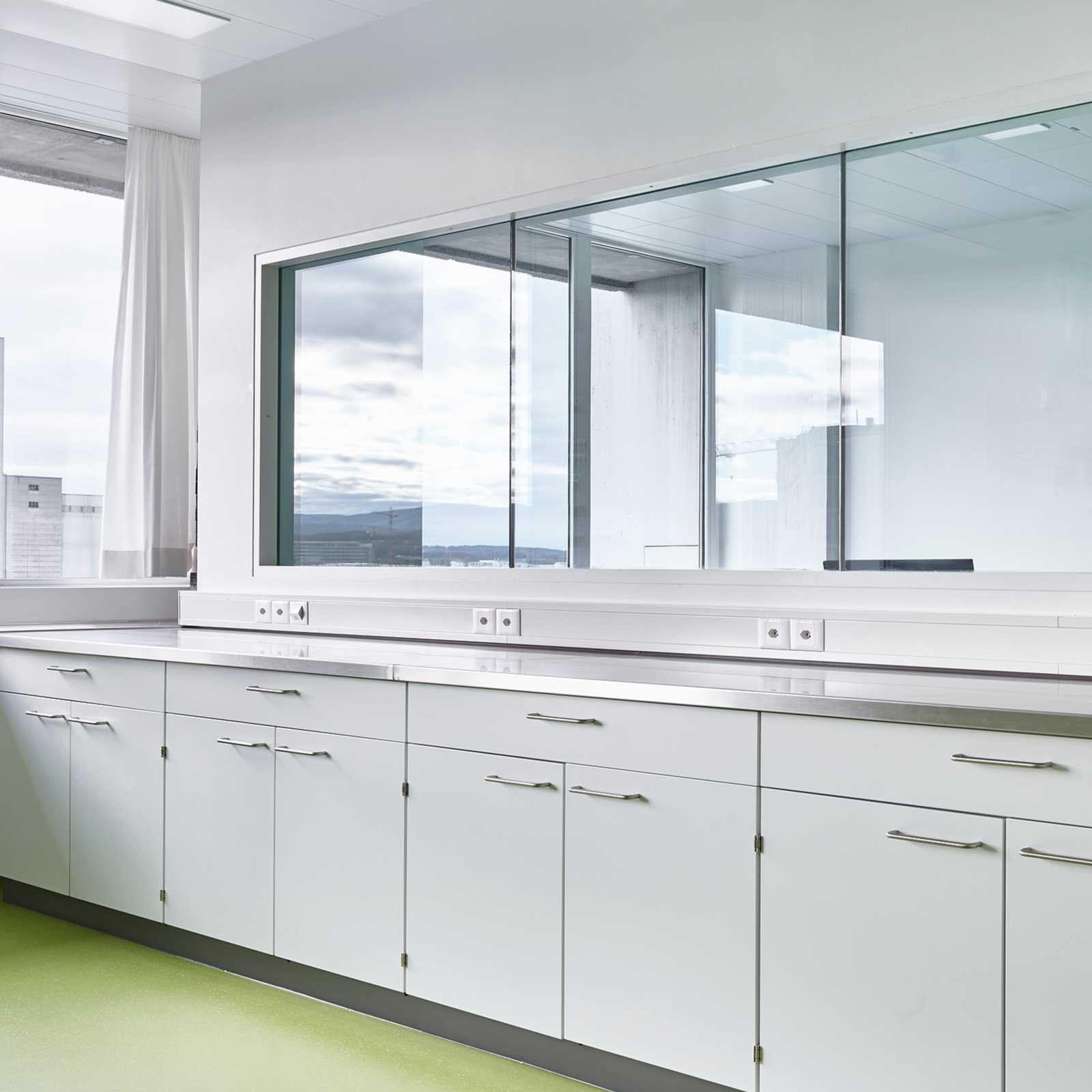 Installation of a highly sensitive B laboratory for a major healthcare company in Basel.