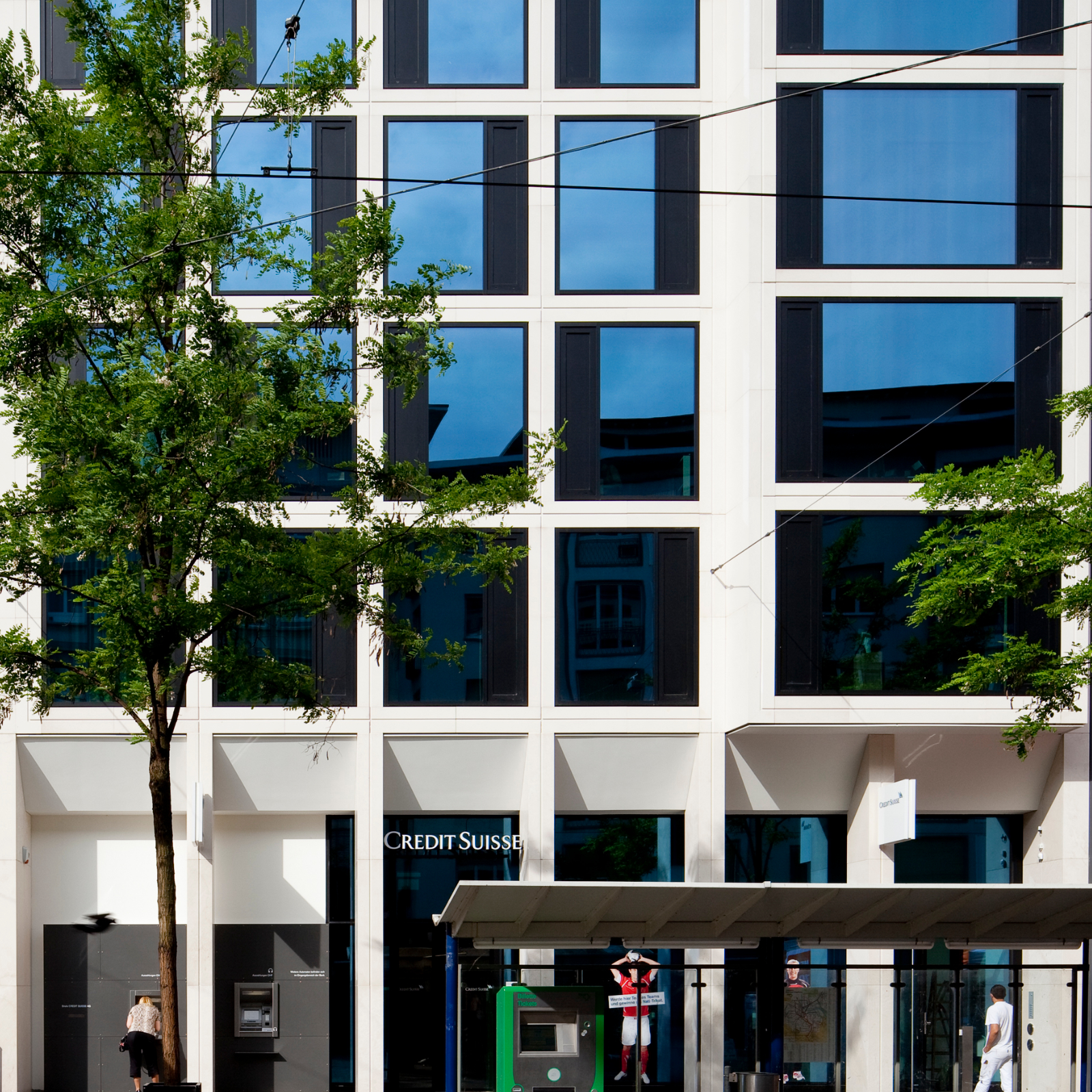 Complete refurbishment of Credit Suisse building with bank branch on the ground floor and offices, residential units on the upper floors.