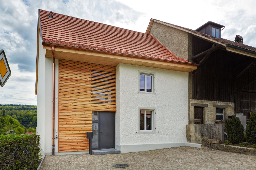Erweiterung eines bestehenden Einfamilienhauses mit zusätzlicher Wohnfläche und Erschliessung über einen Treppenturm im Anbau.