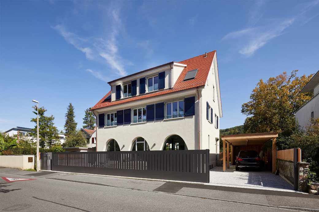 Umbau eines Geschäfts- und Mehrfamilienhauses in ein grosszügiges Einfamilienhaus.