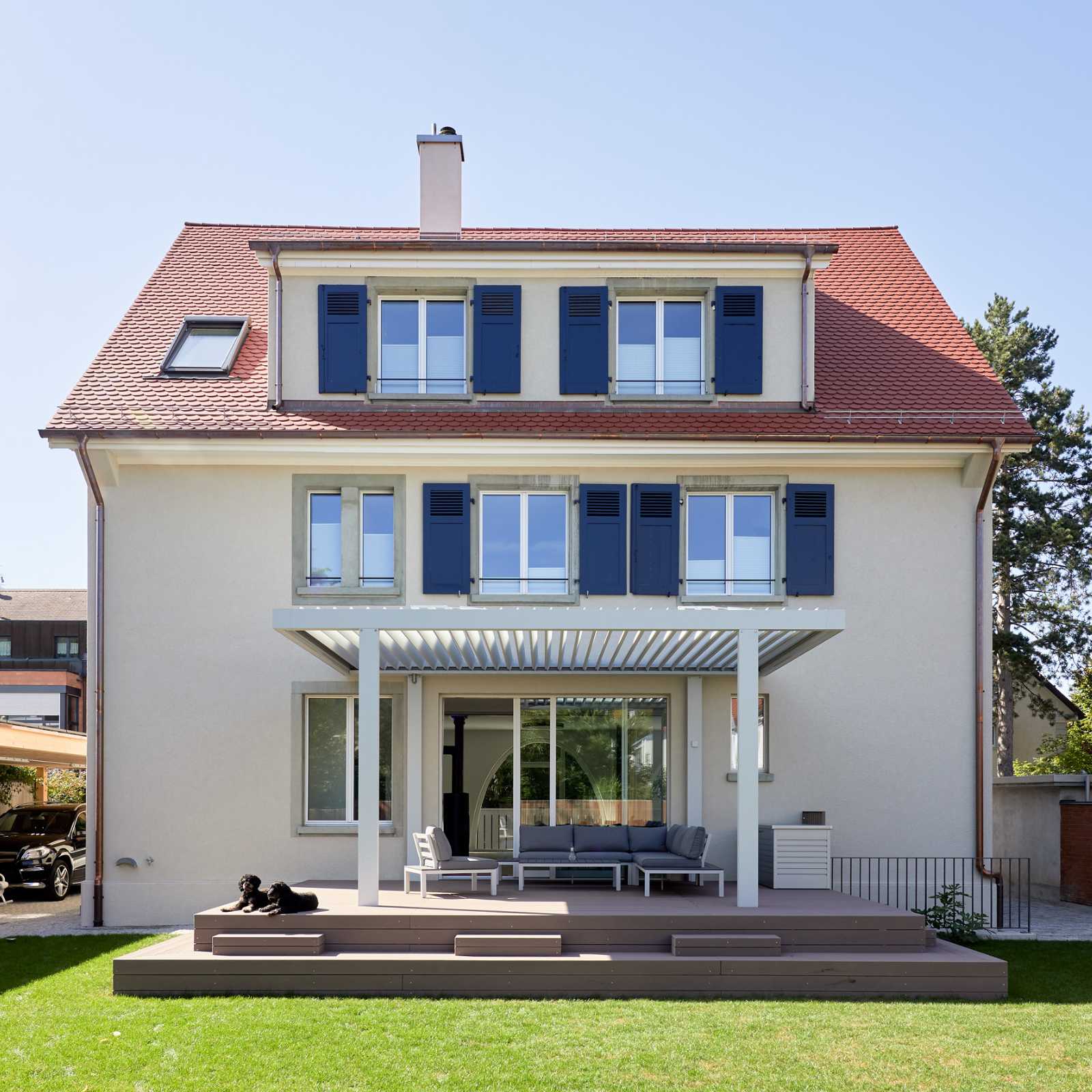 Conversion of a commercial and apartment building into a spacious detached house.