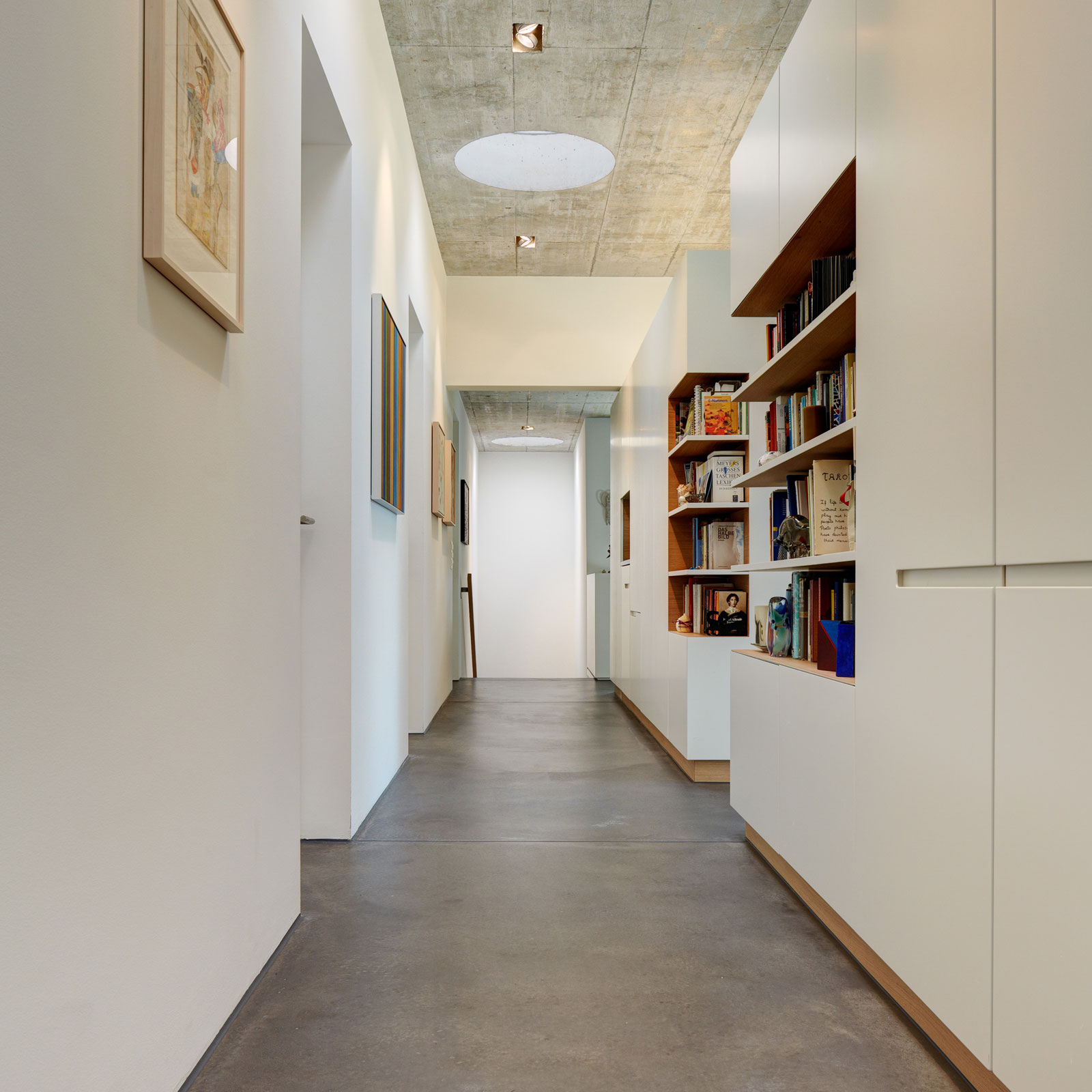 Single-storey detached house with studio on the edge of the building zone in Witterswil.