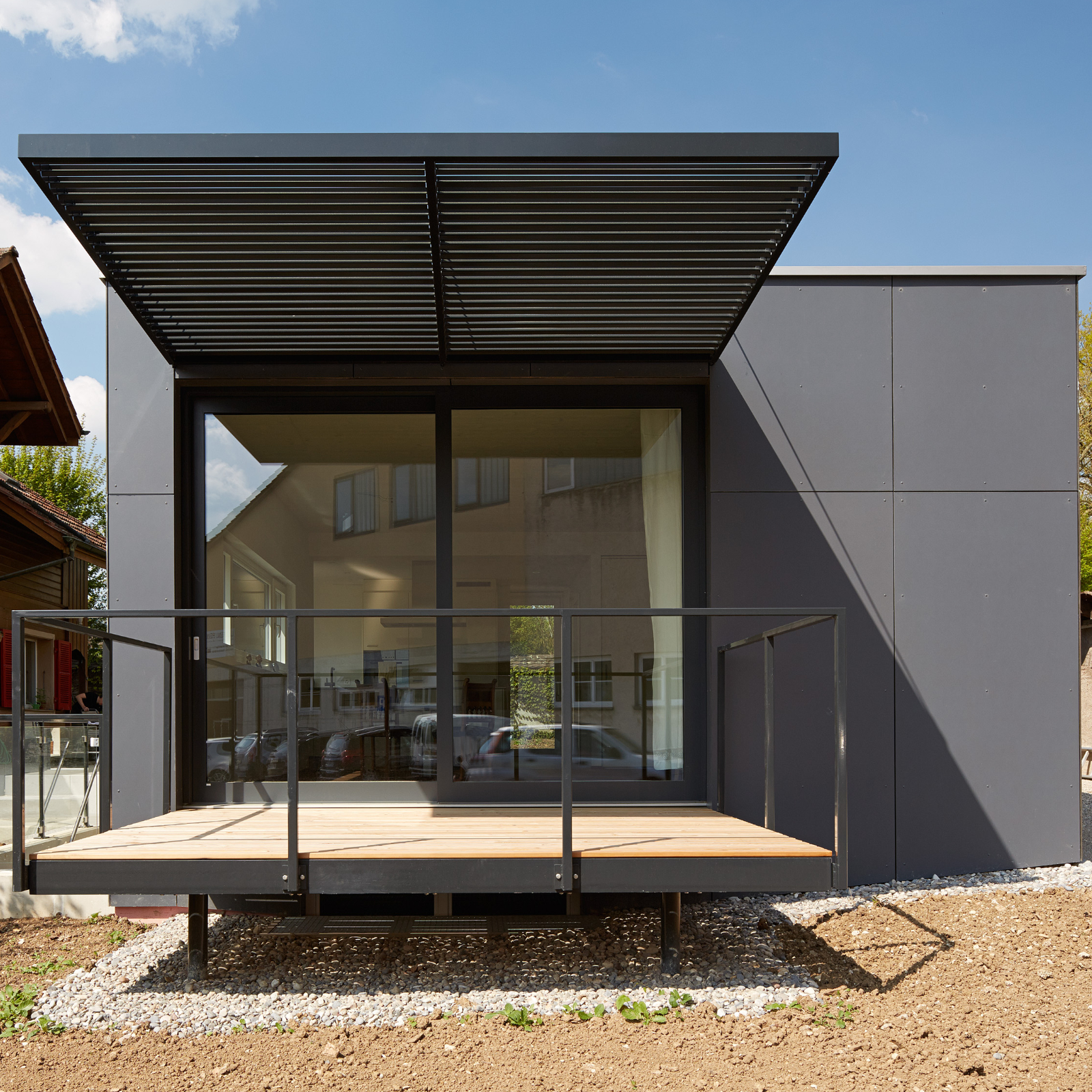 Ergänzung eines freistehenden Einfamilienhauses mit einem separaten Pavillon in Holzbauweise.
