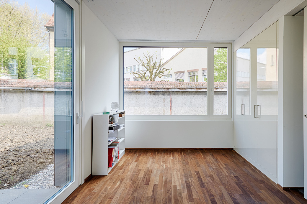Ergänzung eines freistehenden Einfamilienhauses mit einem separaten Pavillon in Holzbauweise.