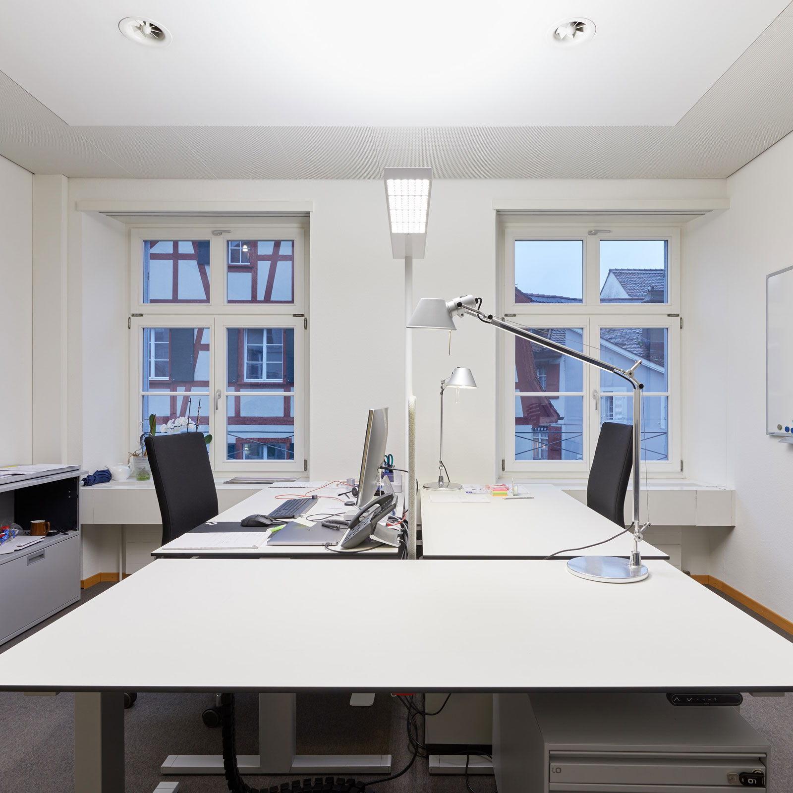 Neue Büroräume mit Blick aus dem Fenster auf die Basler Altstadt