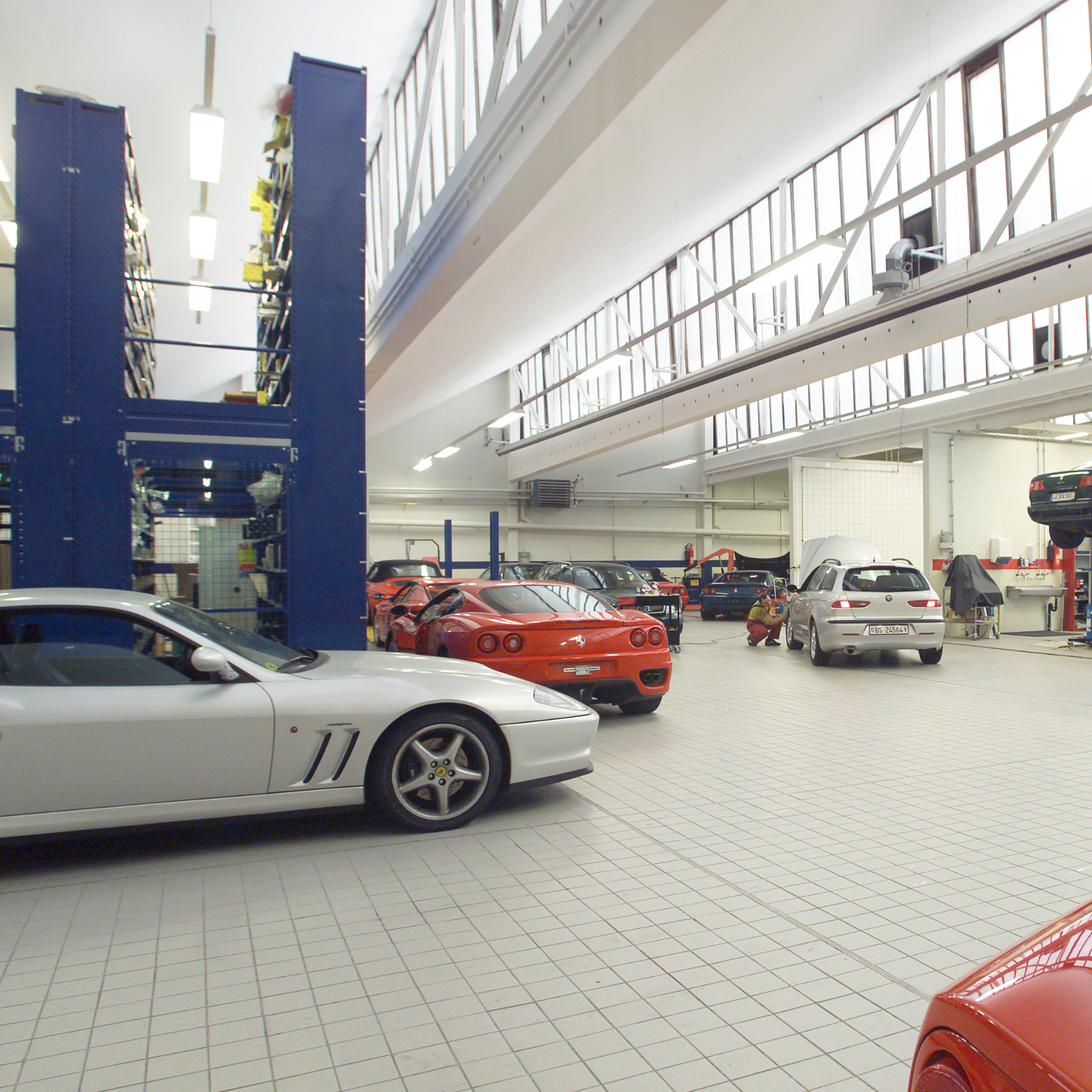 Einbau einer Ferrari-Maserati Garage in bestehende Shedhallen.