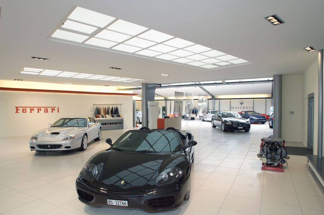 Einbau einer Ferrari-Maserati Garage in bestehende Shedhallen.