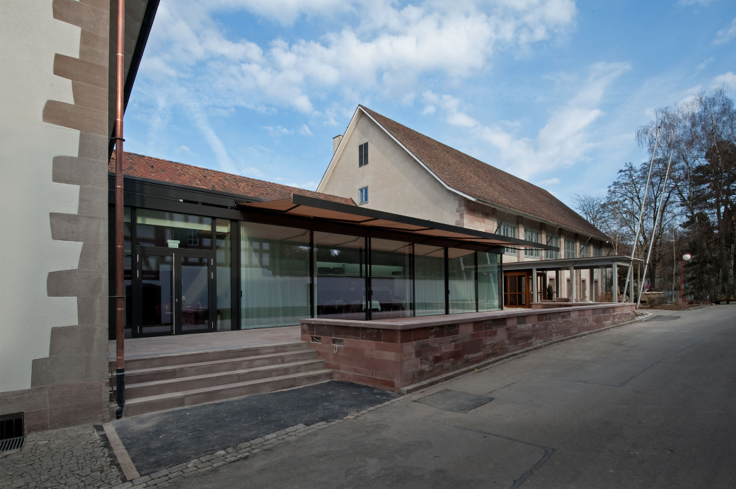 Sanierung eines höherwertigen Restaurants mit Ersatzanbau im Dorfkern von Riehen.