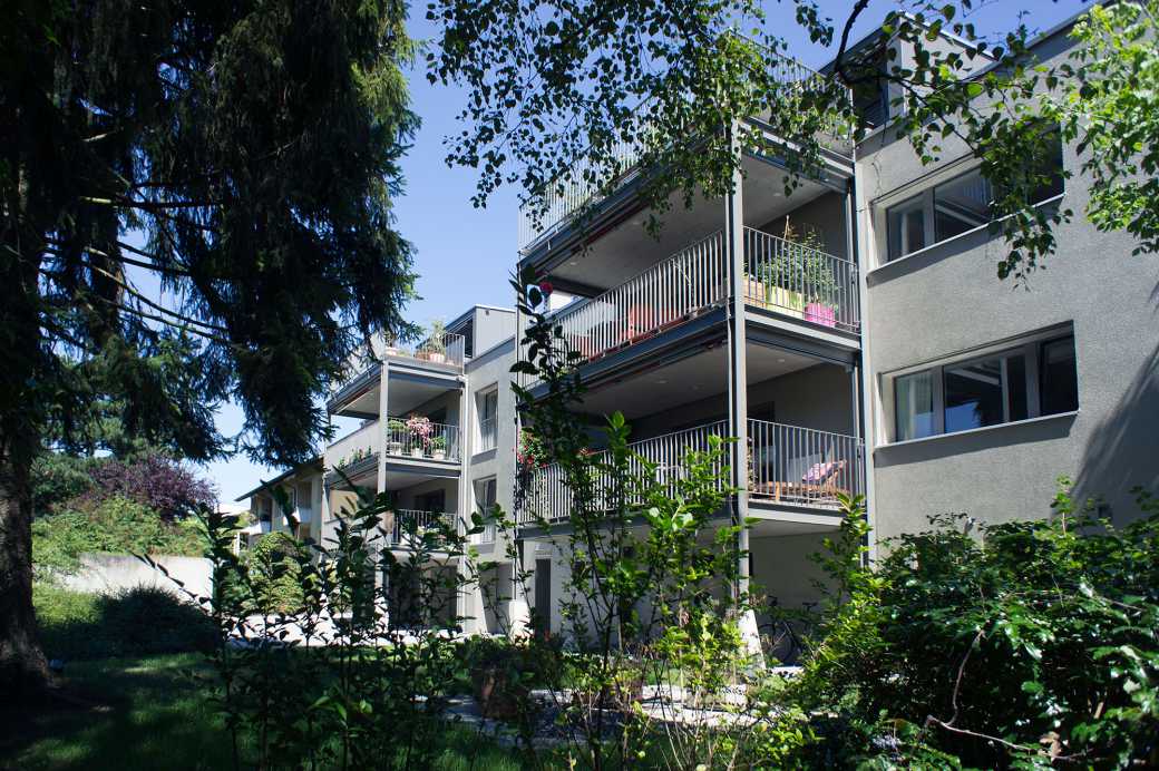 Sanierung der Gebäudehülle eines Mehrfamilienhauses mit Vergrösserung der Balkonflächen.