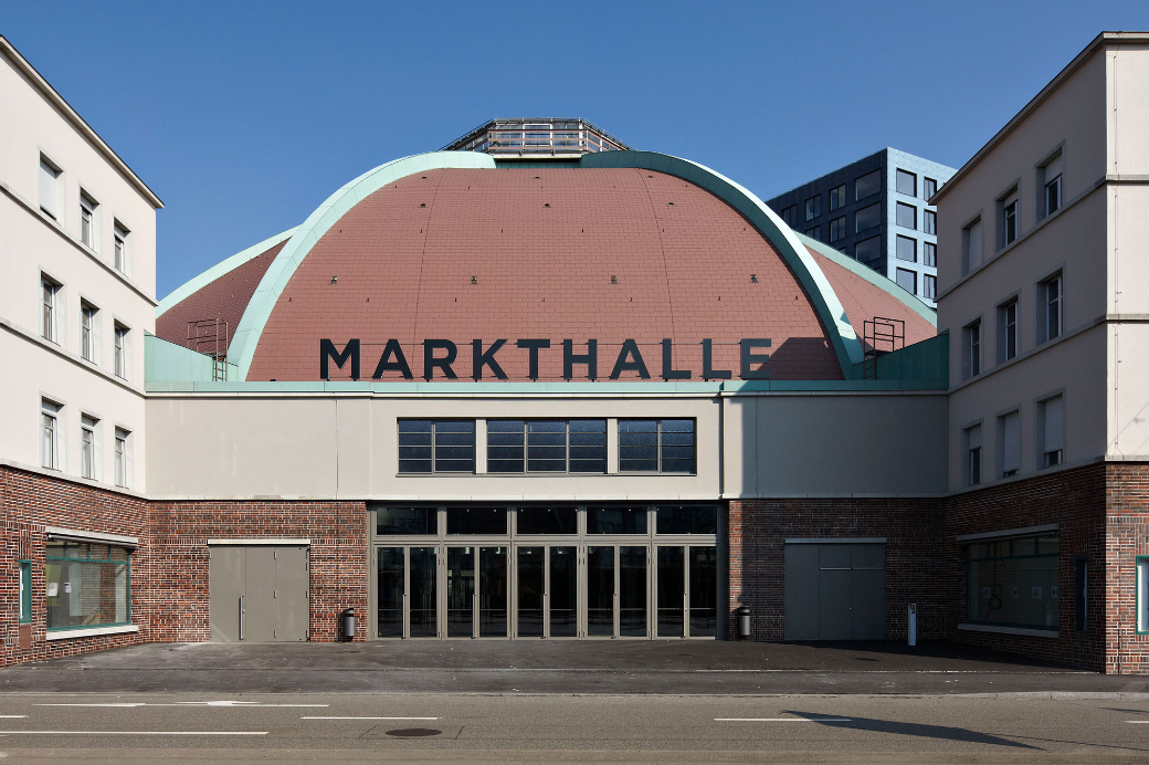 Umnutzung des denkmalgeschützten Markthallen Areals aus dem Jahre 1928/29 mit Kuppelbau und Randbauten.