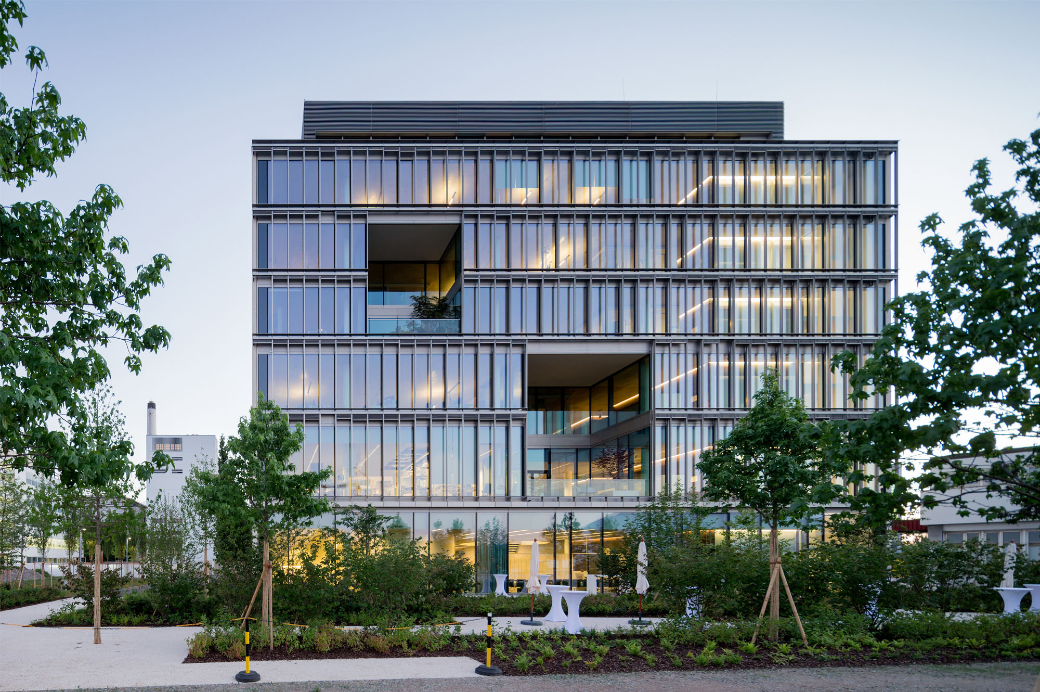 Blaser Architekten / Butscher Architekten setzten als Local Architect das Büro- und Laborgebäude auf dem Novartis Campus für den Designarchitekten Rahul Mehrotra um.