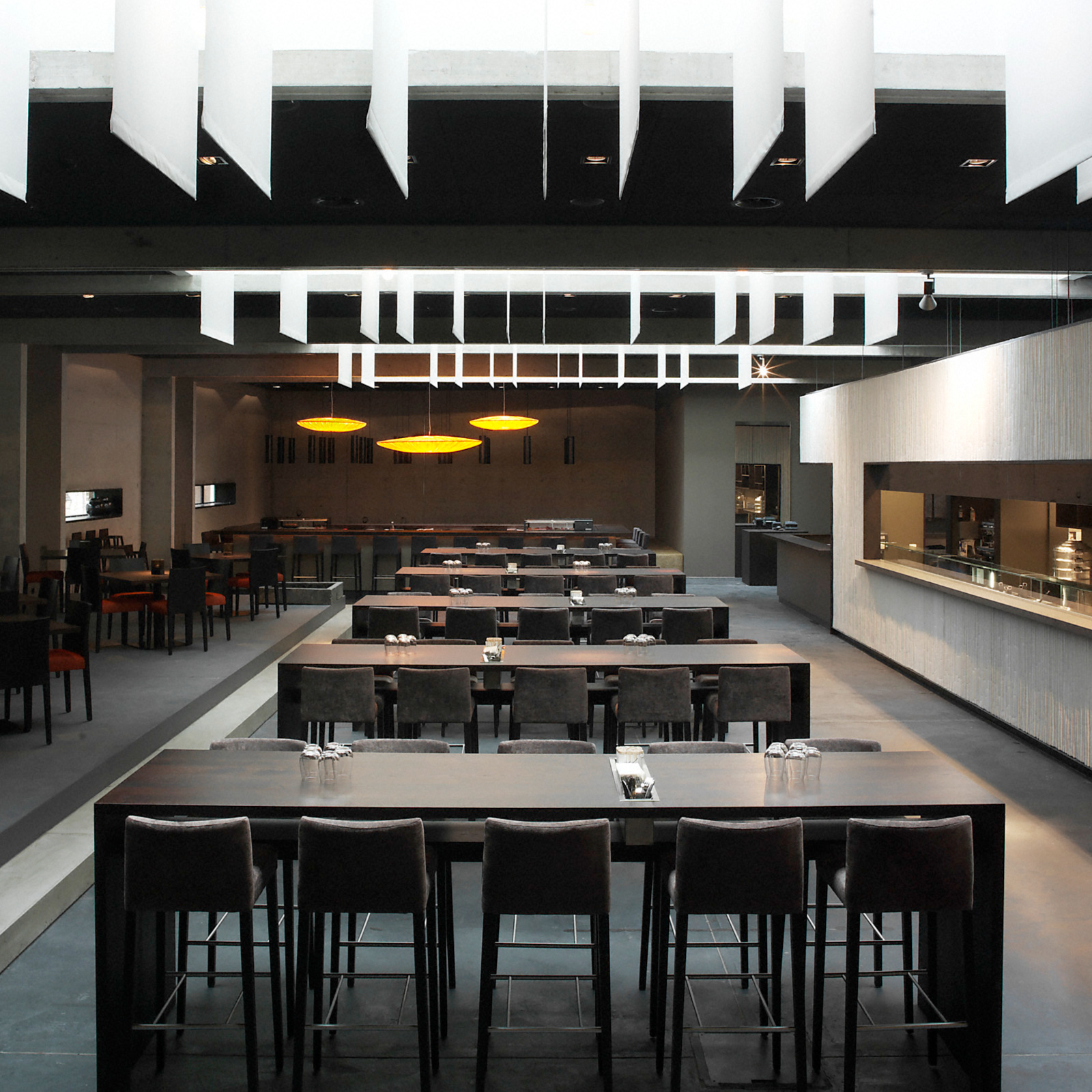 Umbau einer ehemaligen Verkaufsfläche zu einem euro-asiatischen Restaurant mit unterschiedlichen Gästezonen.