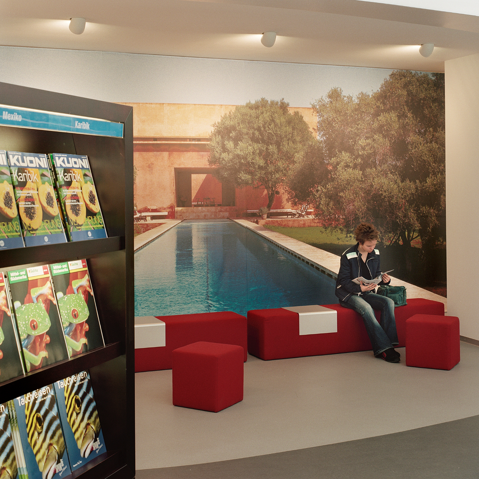 Installation of a travel agency for Hotelplan AG with an atmospheric ambience.