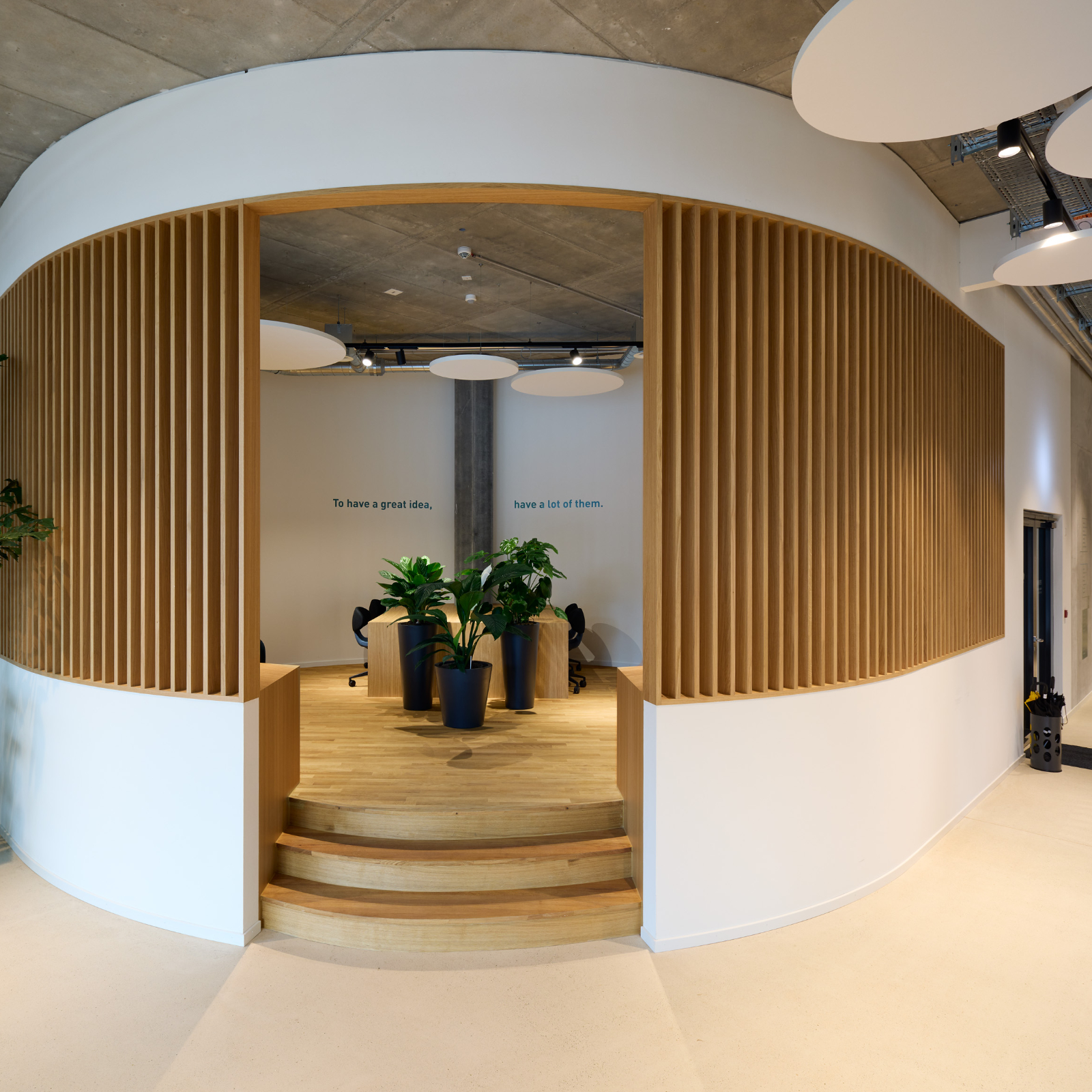 Ein moderner Büroinnenausbau, hell, mit Holz, der Raum für konzentriertes Arbeiten alleine oder Meetings in unterschiedlichen Gruppengrössen bietet.