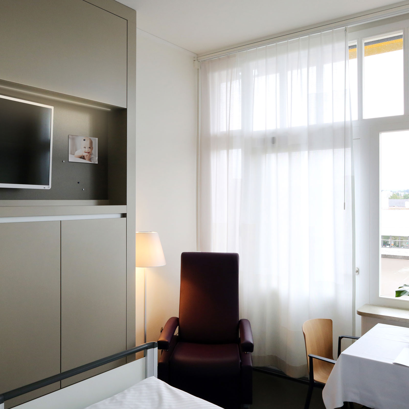 Blick in ein Patientenzimmer Richtung Fenster