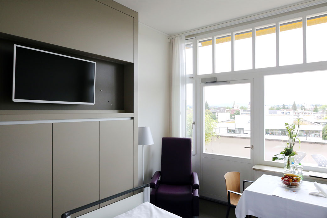 Blick in ein Patientenzimmer Richtung Fenster