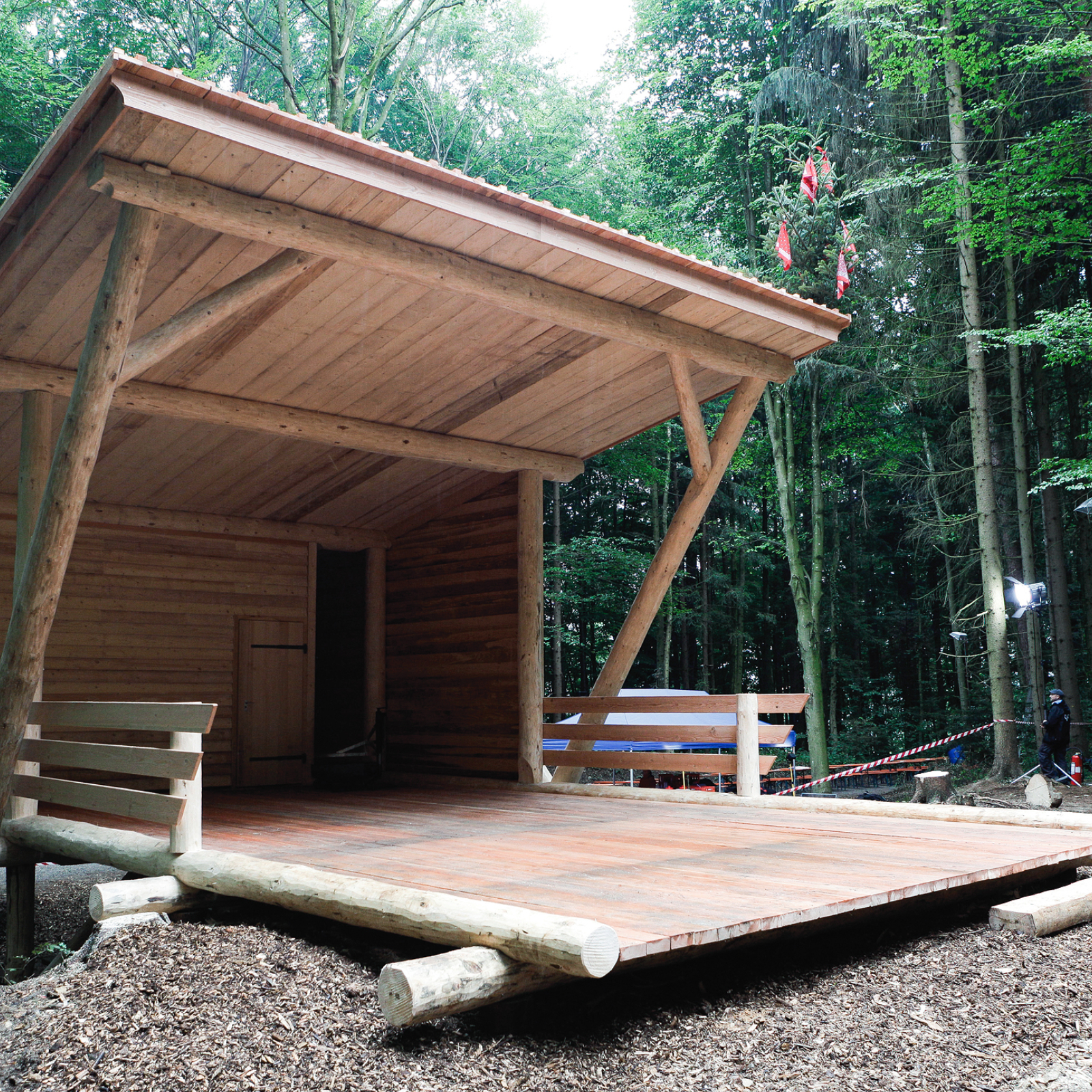 Bau einer Waldhütte in Niederhelfenschwil im Rahmen der Fernsehsendung 'SF Schweiz aktuell'.