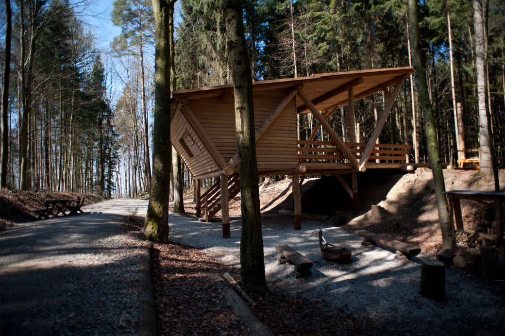 Bau einer Waldhütte in Niederhelfenschwil im Rahmen der Fernsehsendung 'SF Schweiz aktuell'.