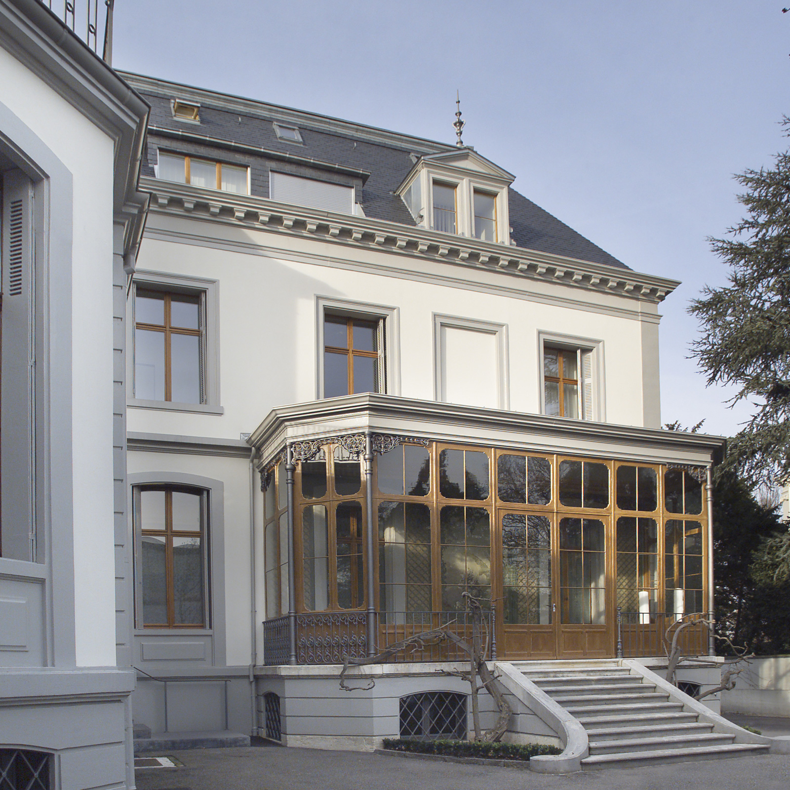 Ansicht einer alten Villa mit Pergola
