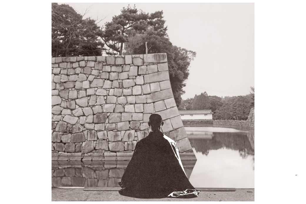 Zen-Abt vor der Steinwand im Nijo-Schloss in Kyôto 