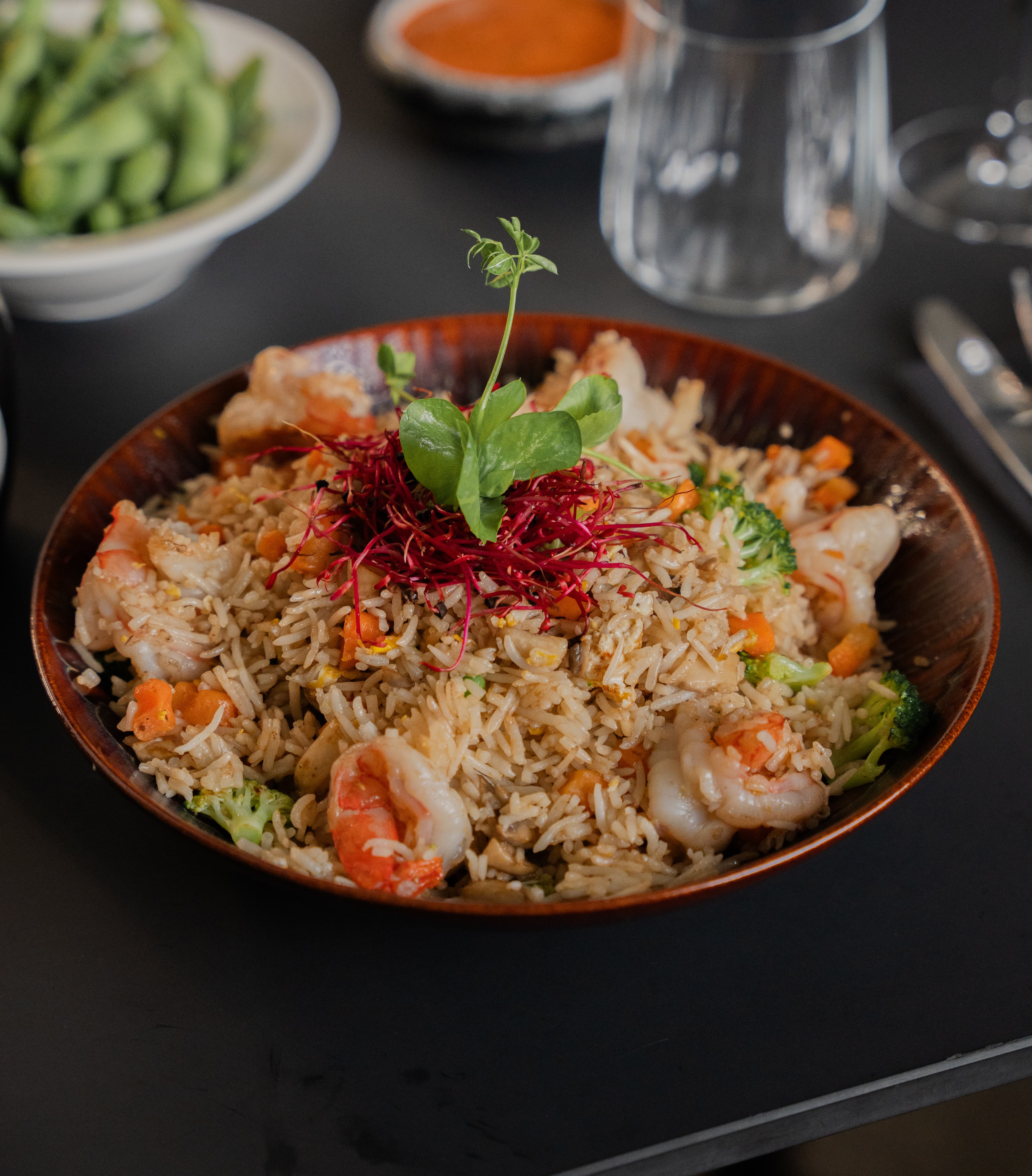 Wok met rijst en scampi