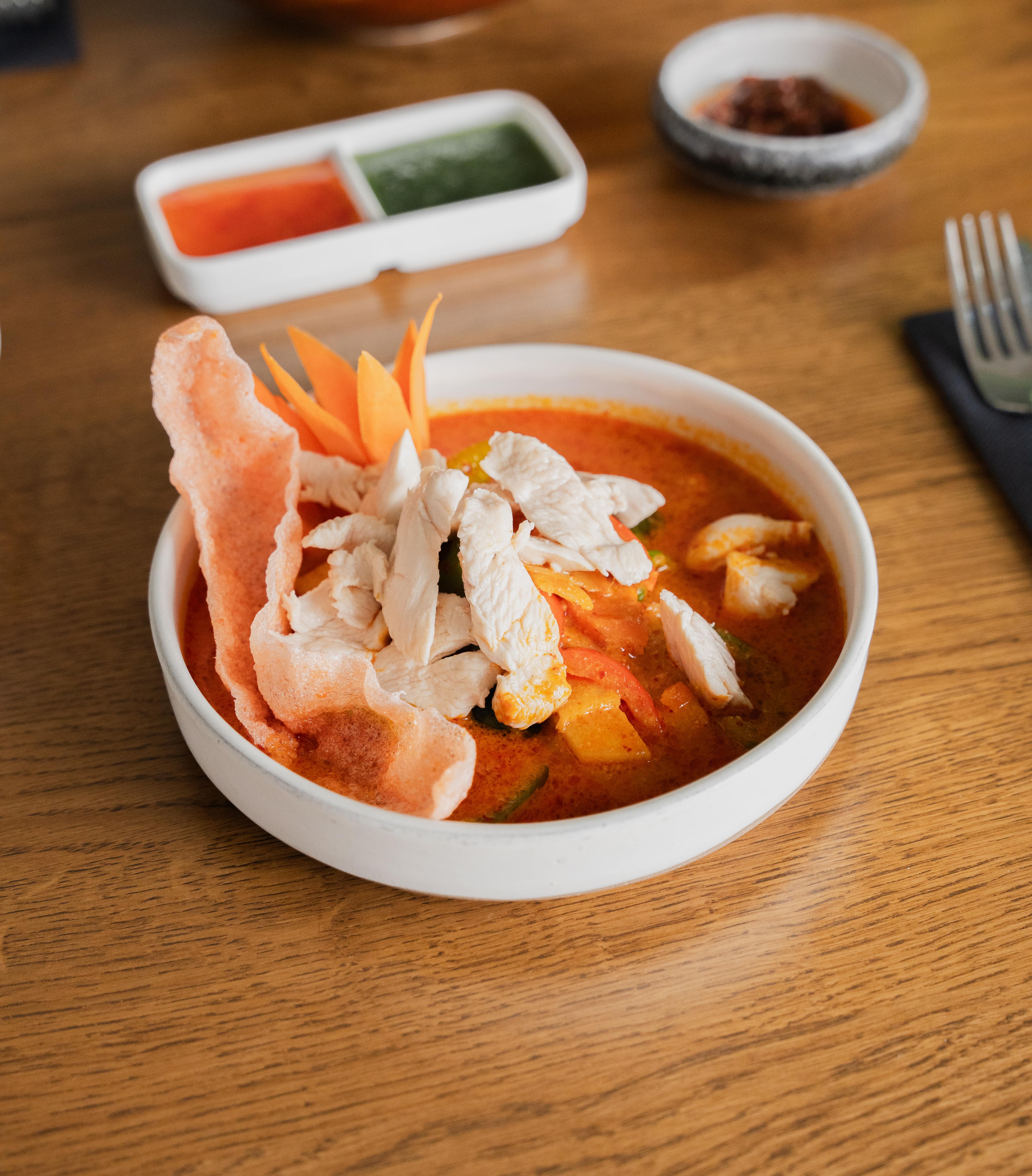 Rode curry met kokosmelk en kip