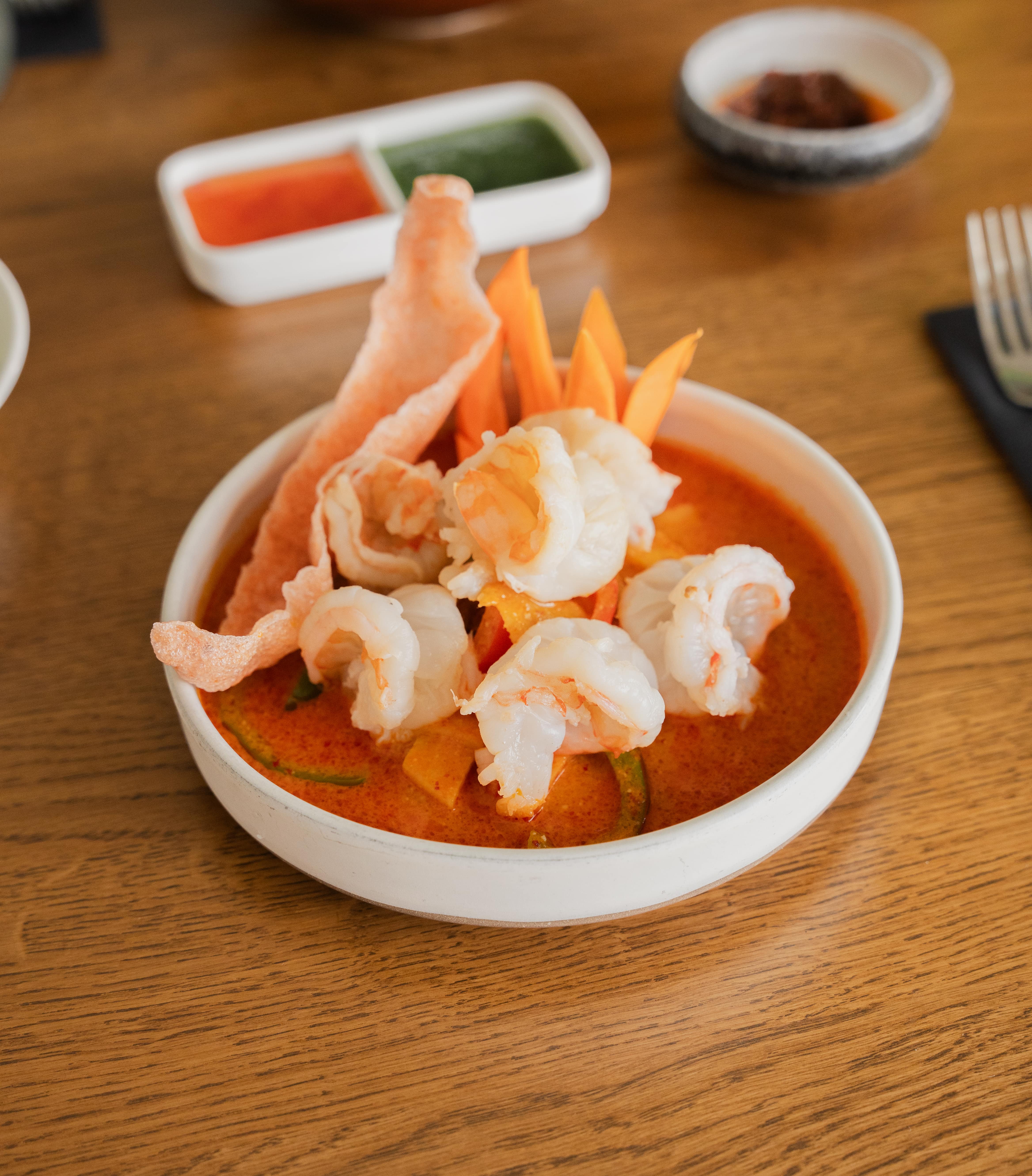 Rode curry met kokosmelk en scampi