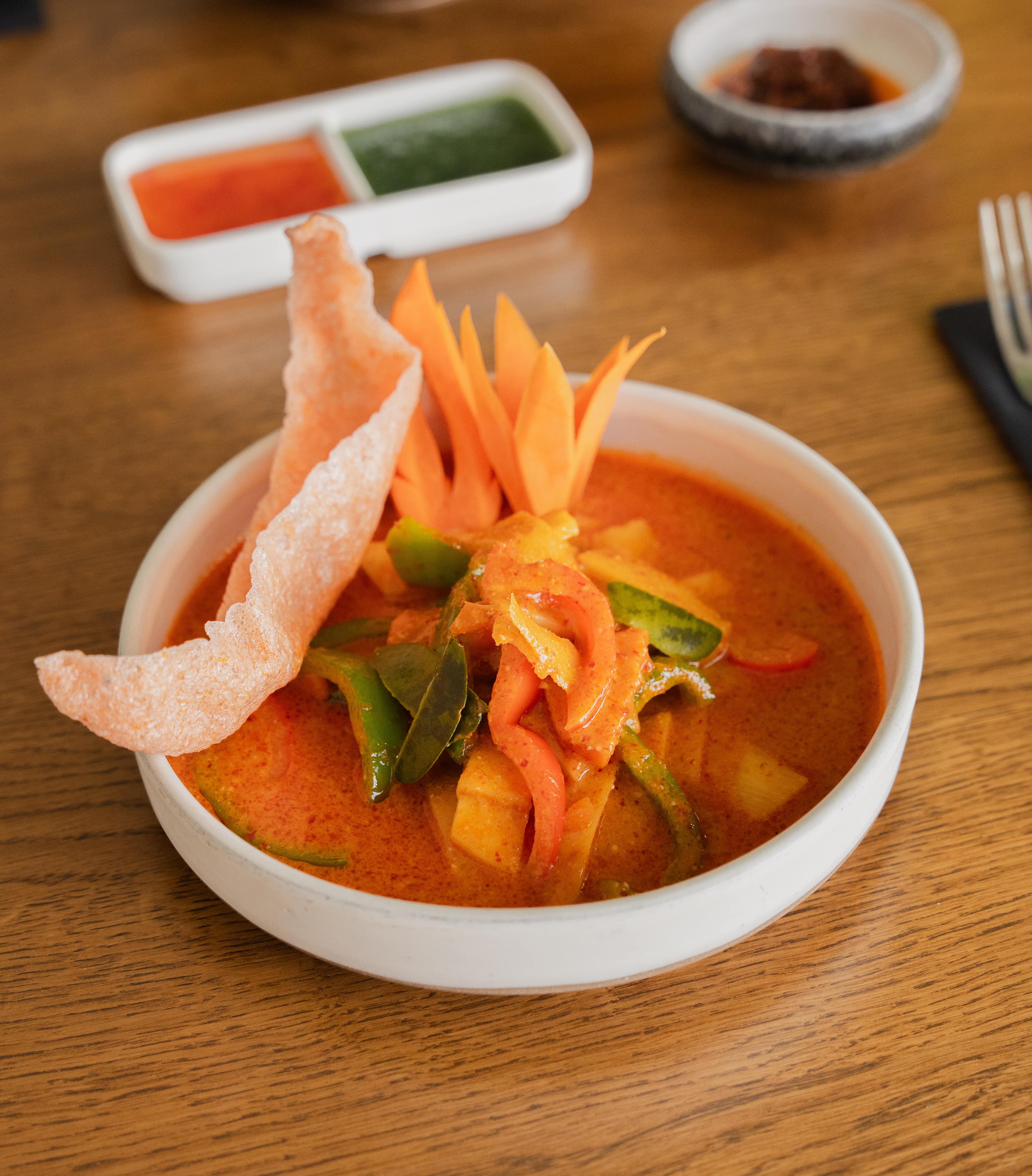 Vegetarische rode curry met kokosmelk