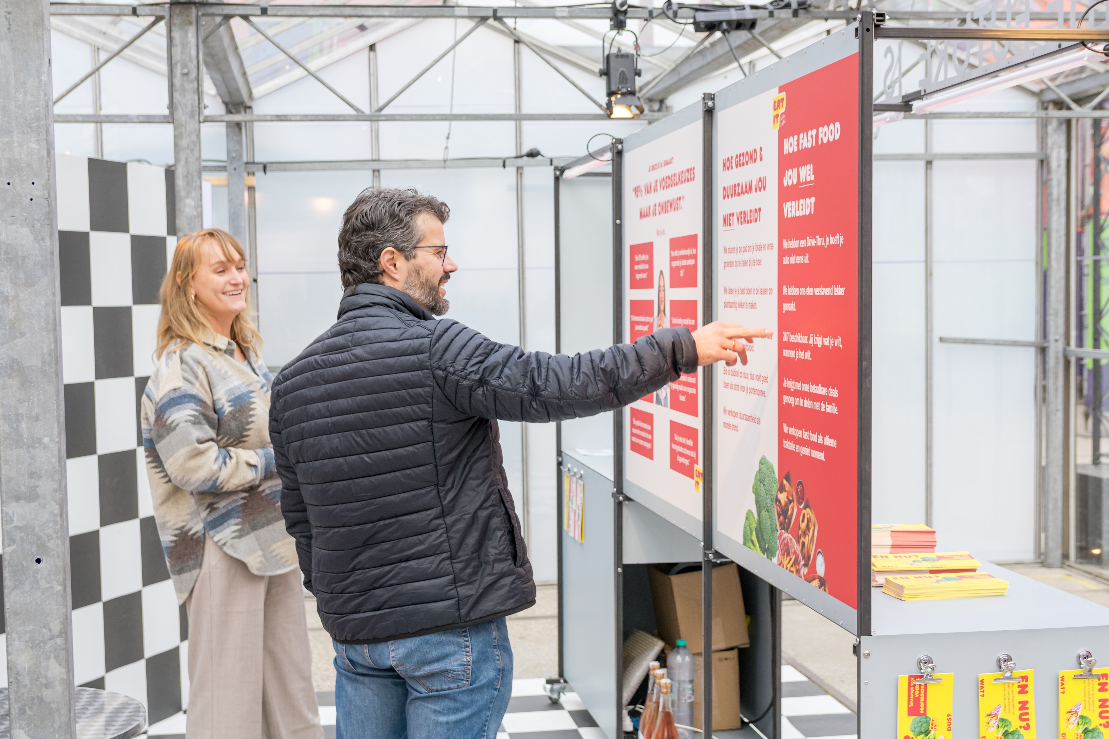 Twee bezoekers aan de Eat it: The Future is Fast Food manifestatie tijdens de Dutch Design Week 2025