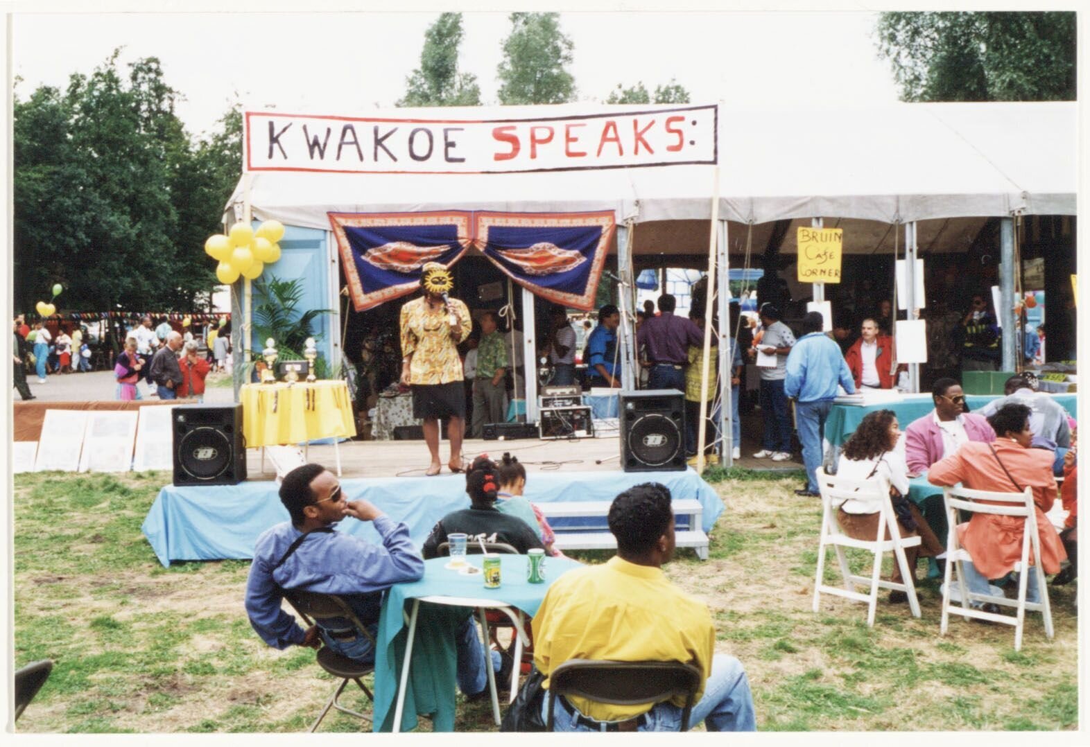 Foto van de Kwaku festival, podium met 'Kwaku speaks' banner, bron: Stadsarchief Amsterdam / Doriann Kransberg