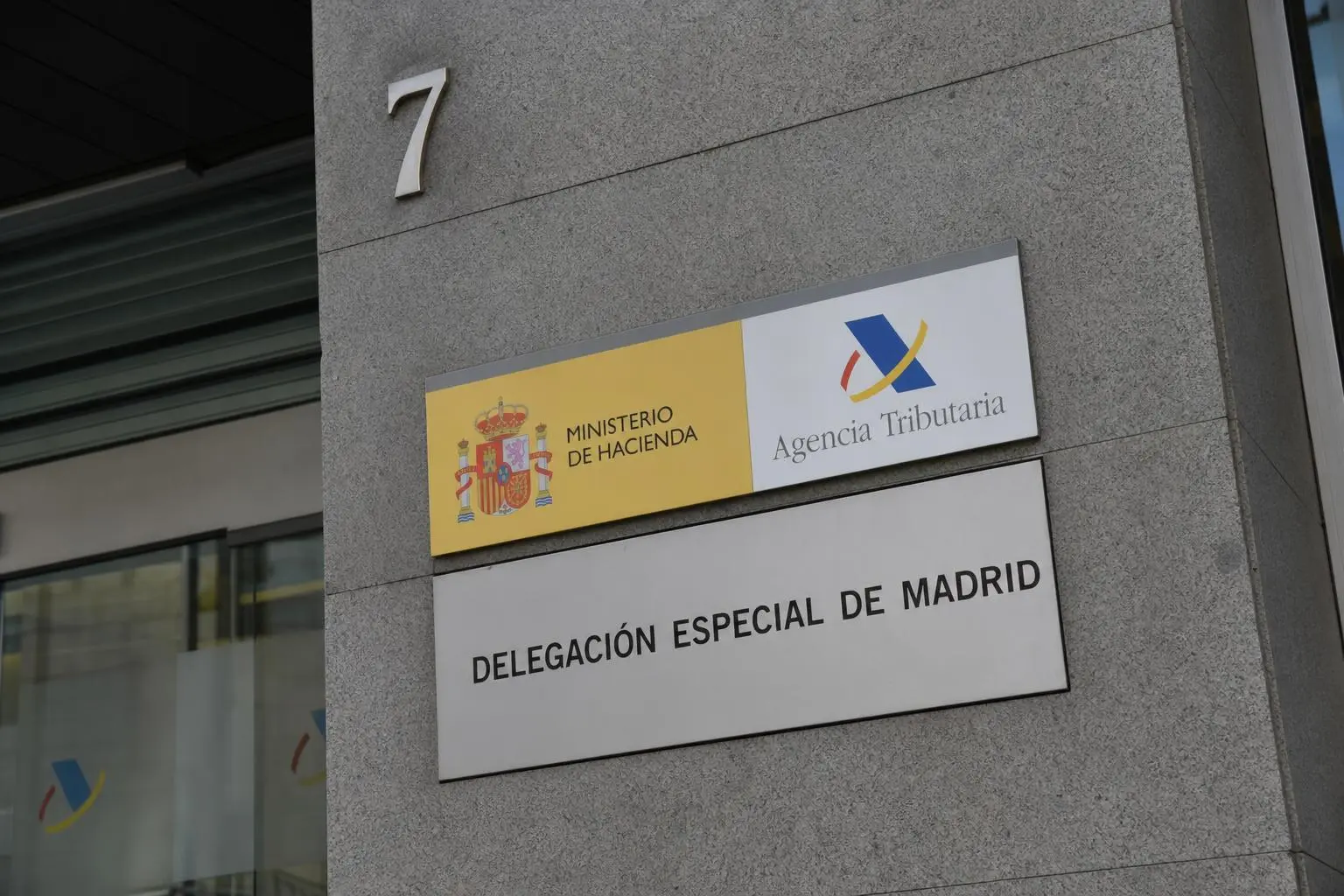 Descubre cómo el código penal regula los delitos contra la hacienda pública y la seguridad social, penas aplicables y a partir de qué cuantía se considera delito fiscal.