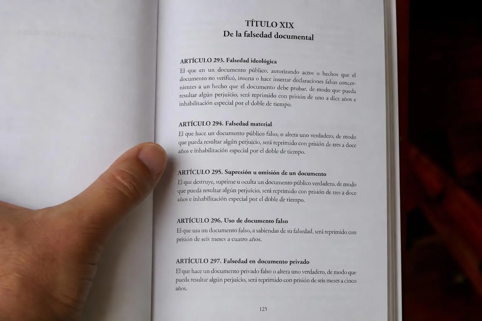 El delito de falsedad documental está regulado en los arts. 390-399 Del código penal. Conoce penas, multas, sentencias y tipos de falsedad documental.