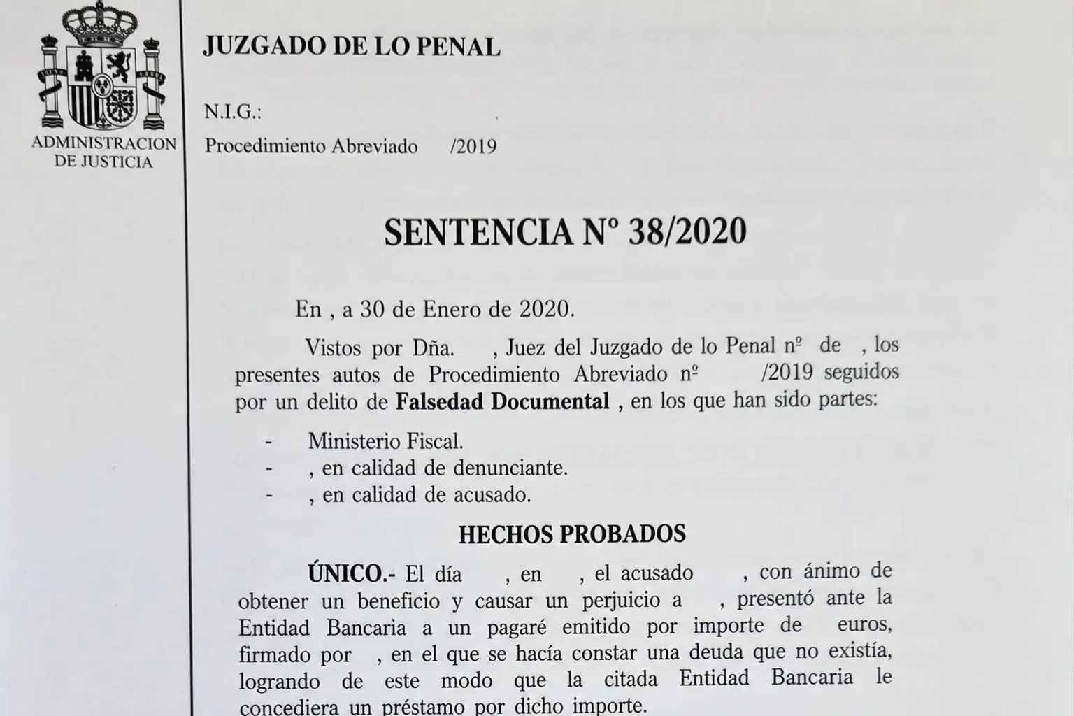 Sentencia de Juzgado de lo Penal en caso de falsedad documental, expediente abreviado, con párrafos y datos del proceso.