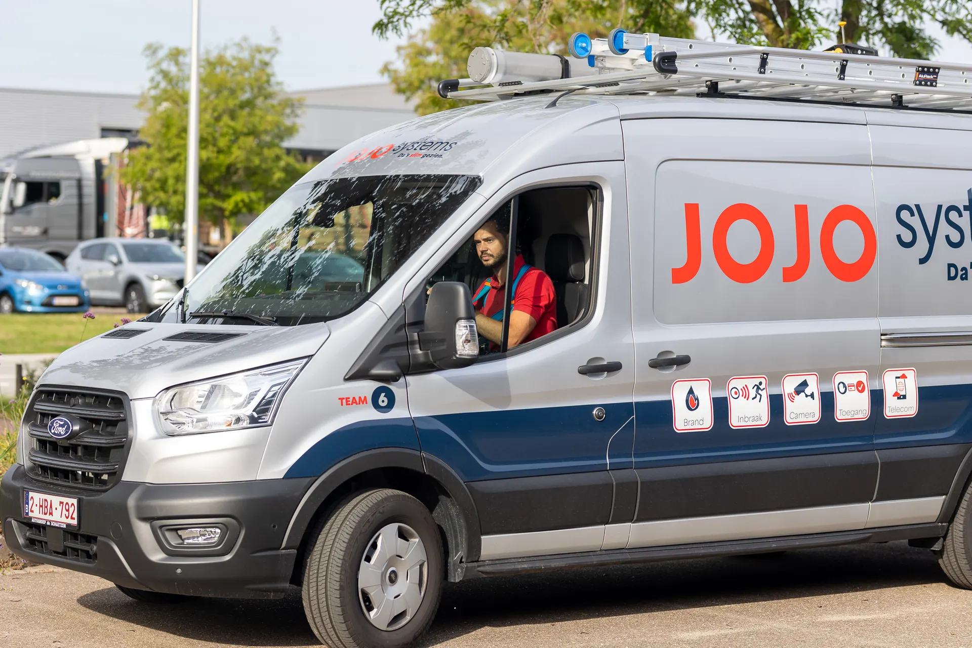 Bestelwagen van JOJO Systems met technieker aan het stuur