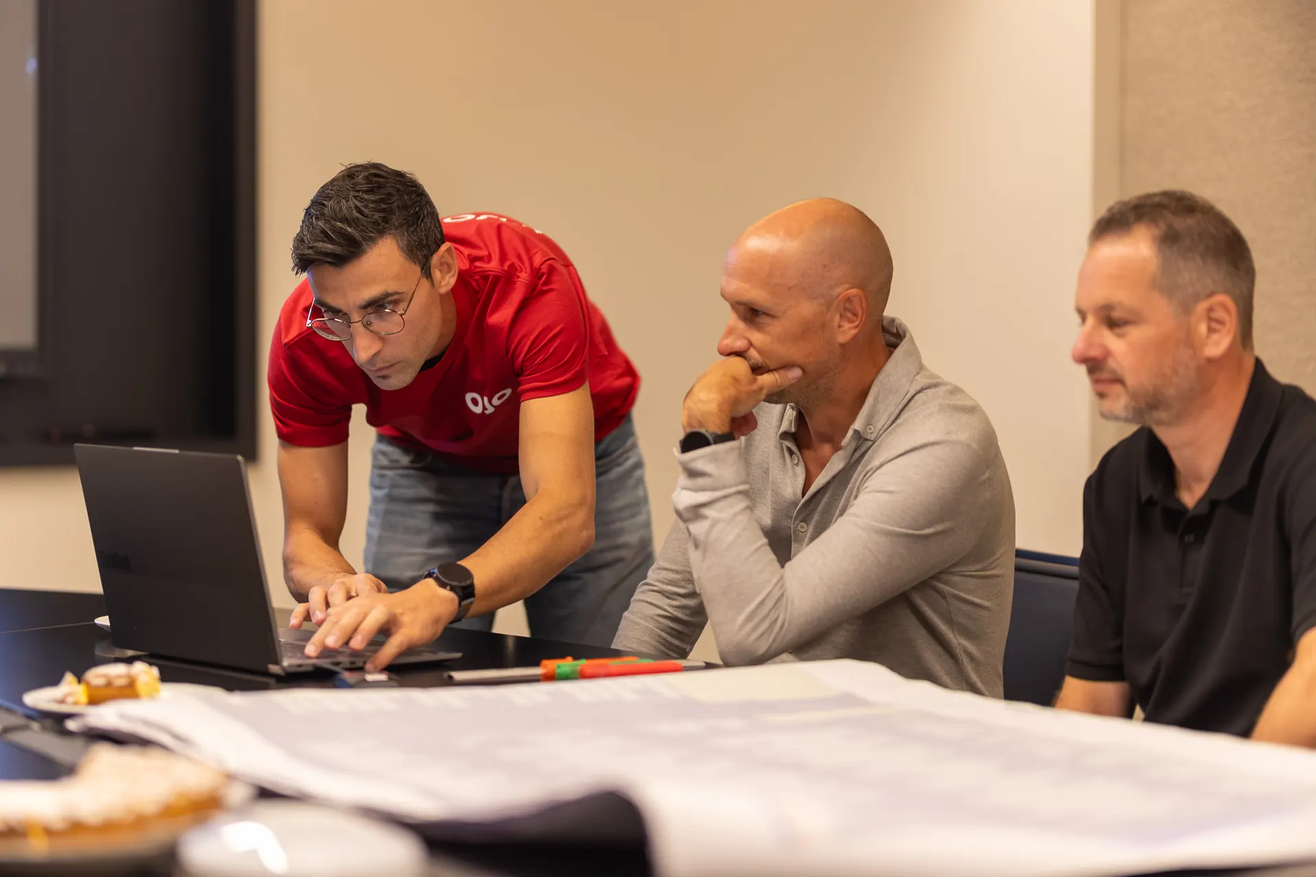 Team van JOJO Systems overlegt over een brandbeveiligingsproject