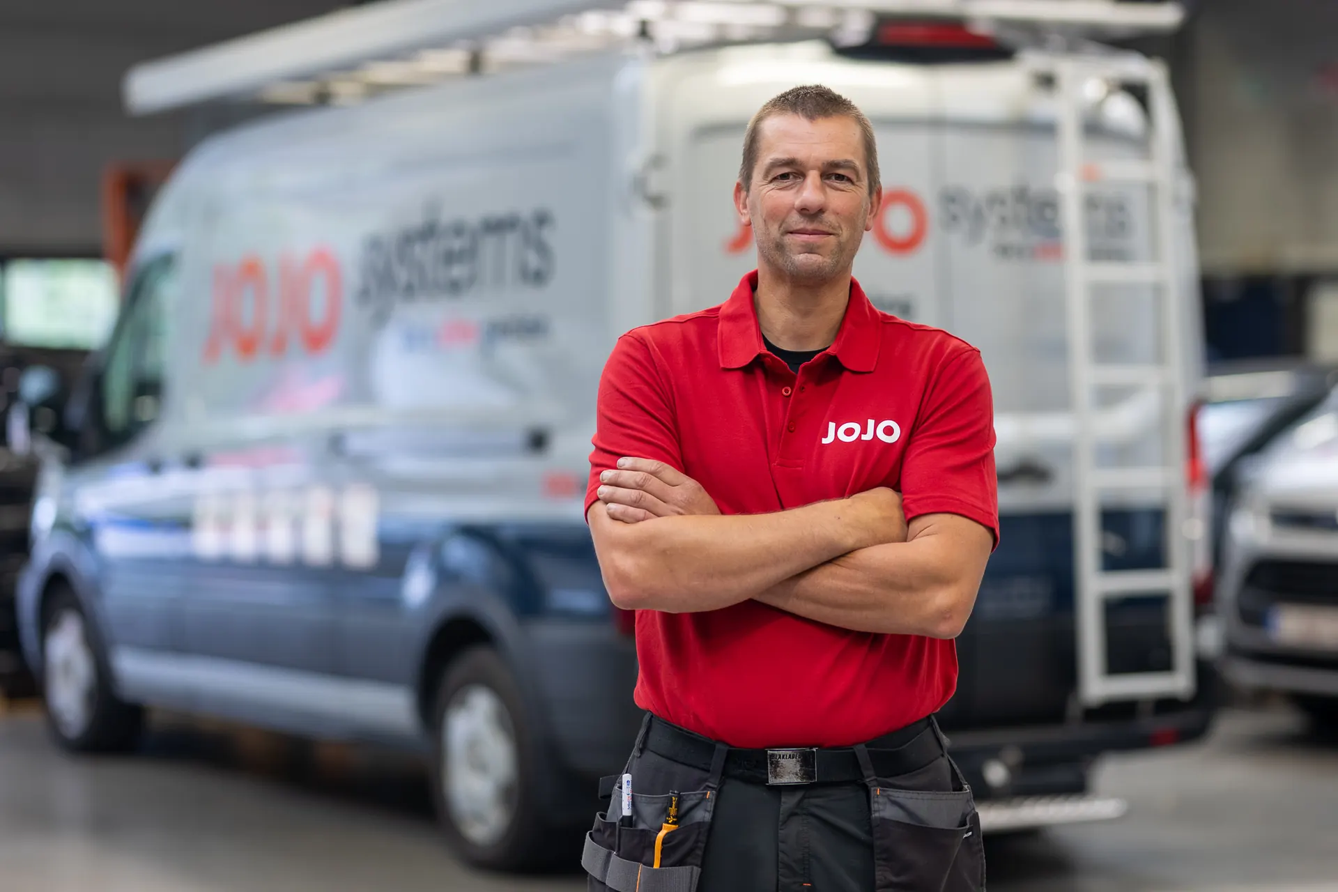 Technieker van JOJO Systems voor de bestelwagen