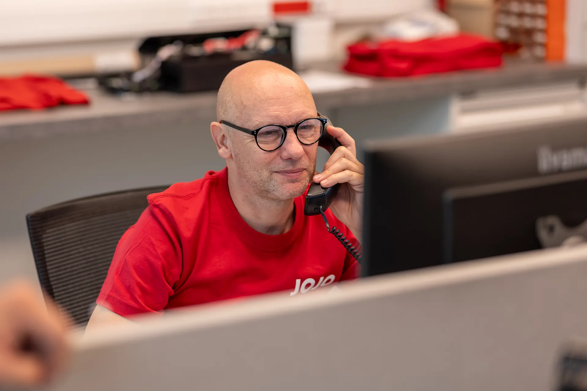 Medewerker van JOJO Systems aan de telefoon