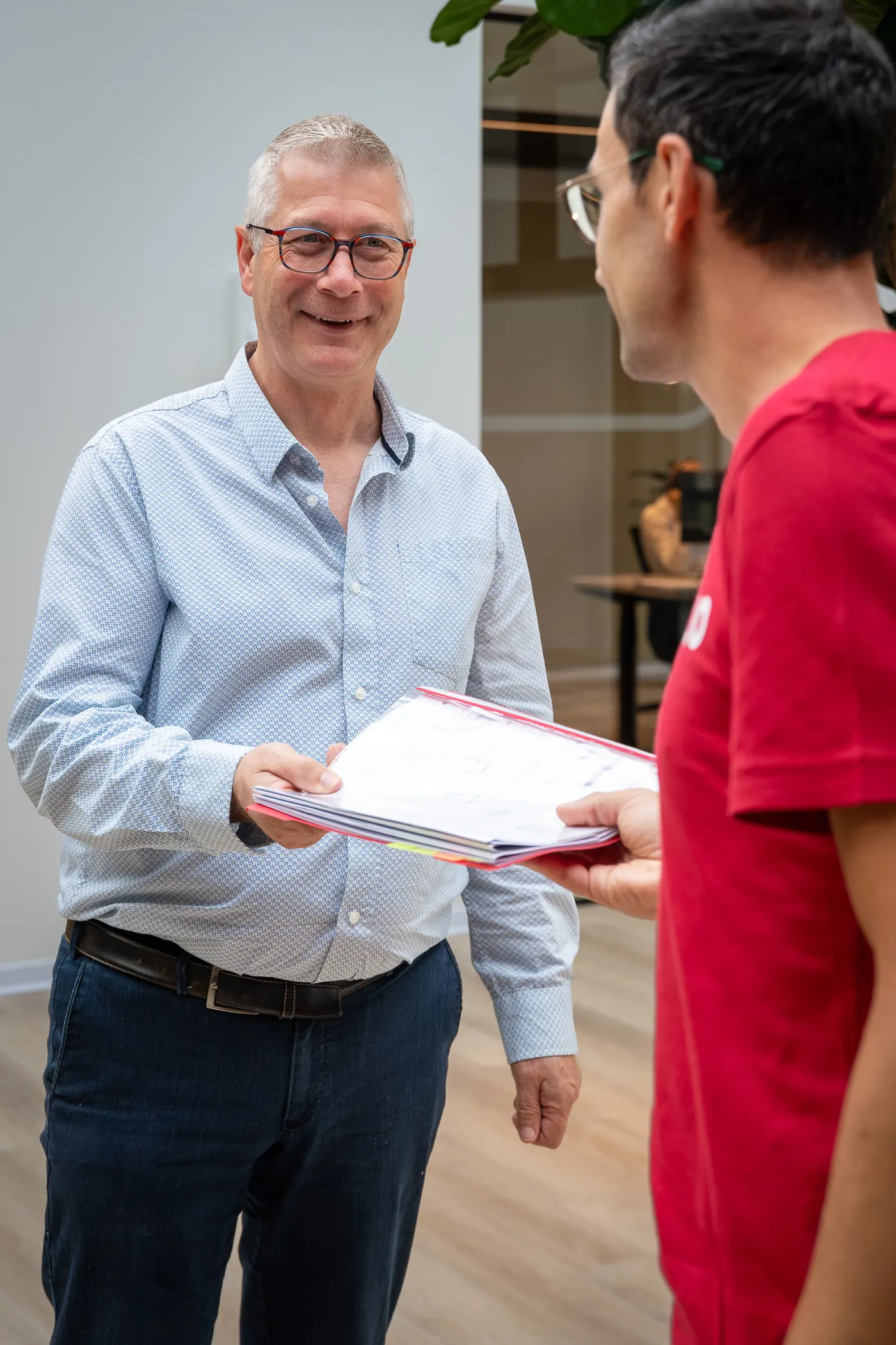 Klant bespreekt een voorstel met een medewerker van JOJO Systems