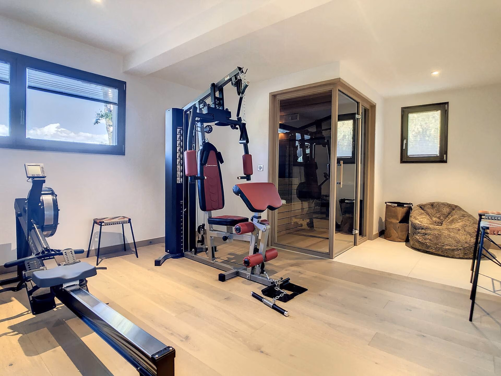 Contemporary ski-in ski-out chalet