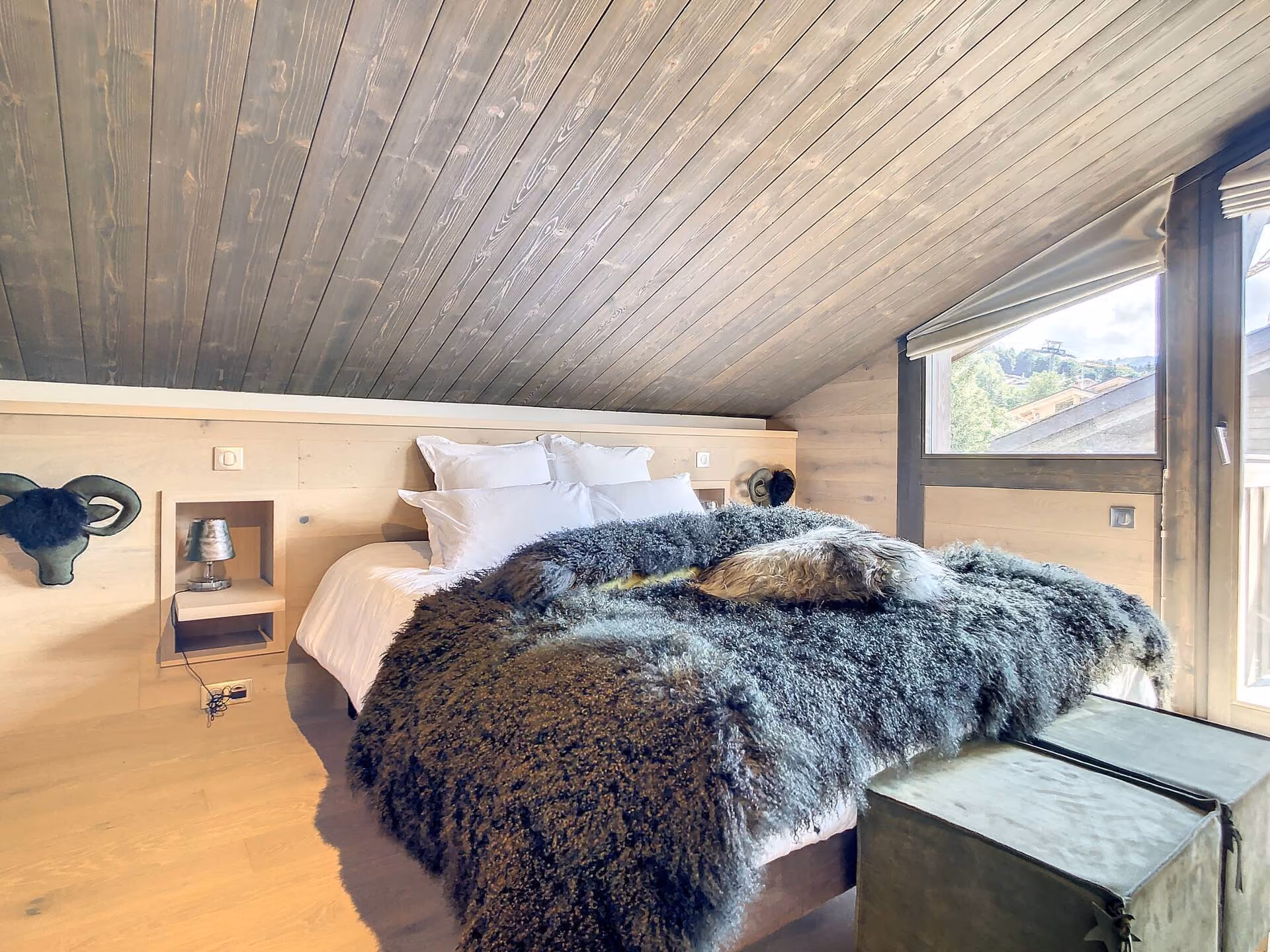 Contemporary ski-in ski-out chalet