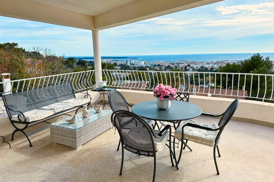 Coastal home in Cannes La Californie with pool