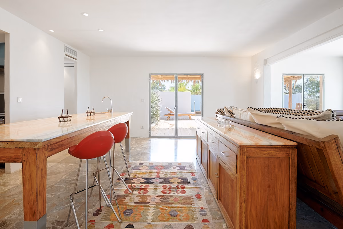Laid back home with sea views