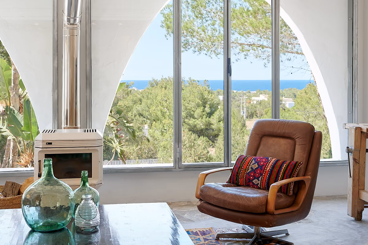 Laid back home with sea views