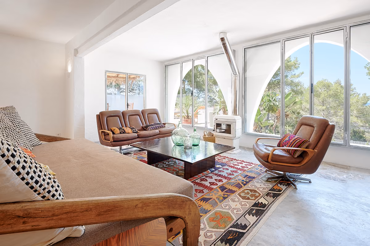 Laid back home with sea views