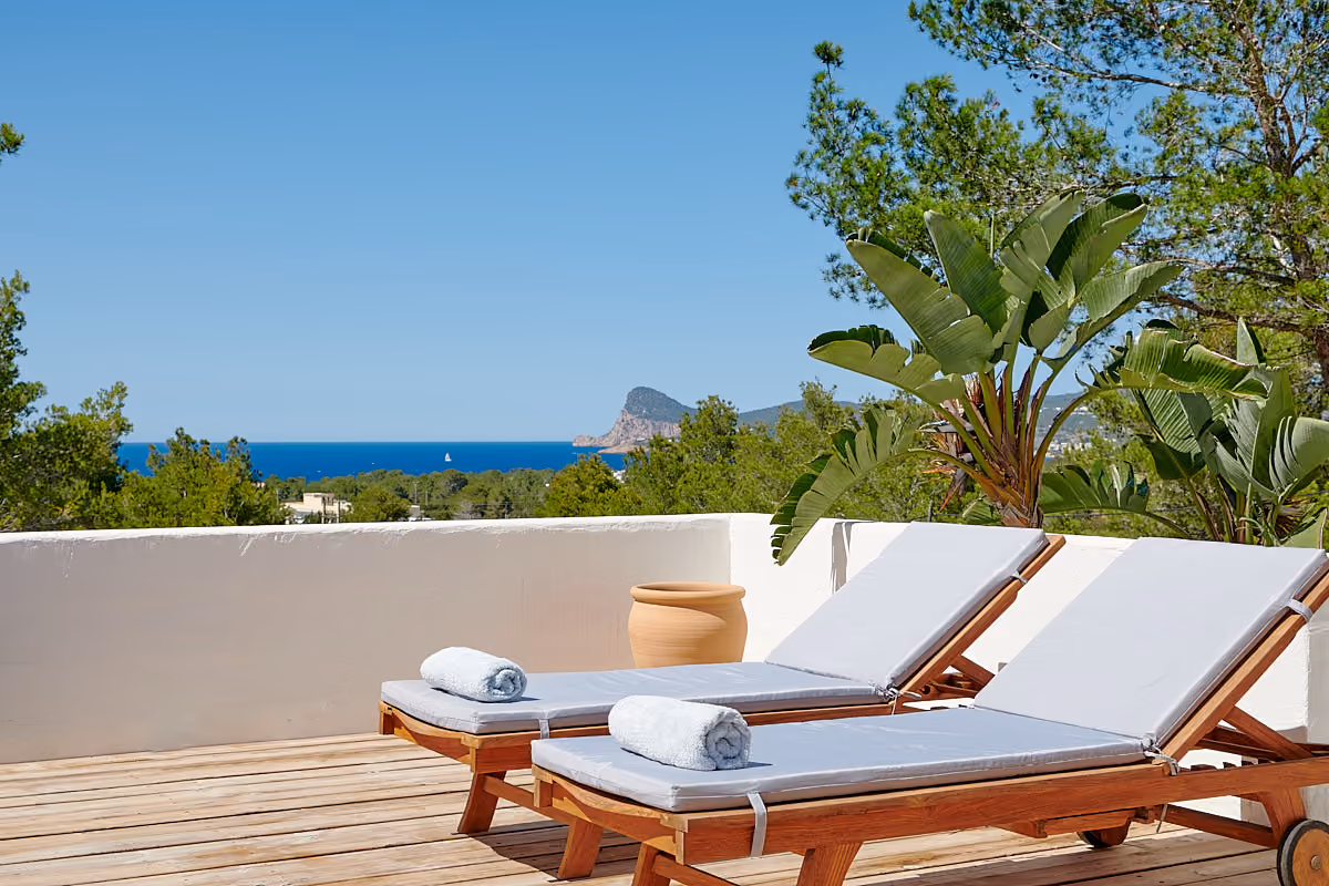 Laid back home with sea views